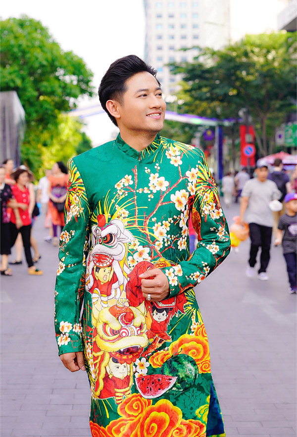 Quý Bình trông nho nhã trong tà áo dài họa tiết dân gian đi chơi Tết.