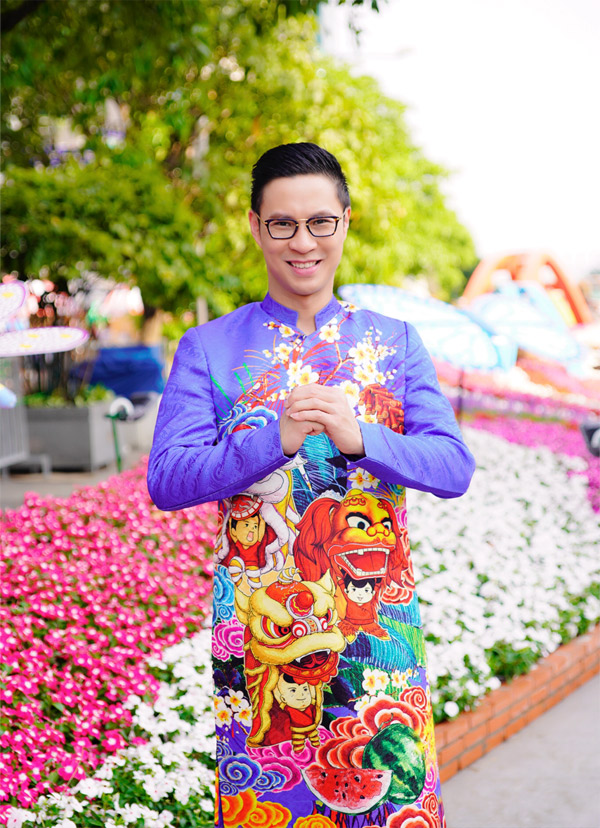 MC Anh Quân hào hứng ngắm muôn hoa đua nở trên phố đi bộ TP HCM.