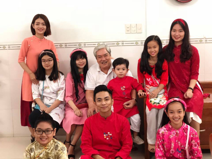 Vì bụng bầu nặng nề nên Khánh Thi lười chụp ảnh cùng chồng con và các thành viên trong đại gia đình bên nội. 