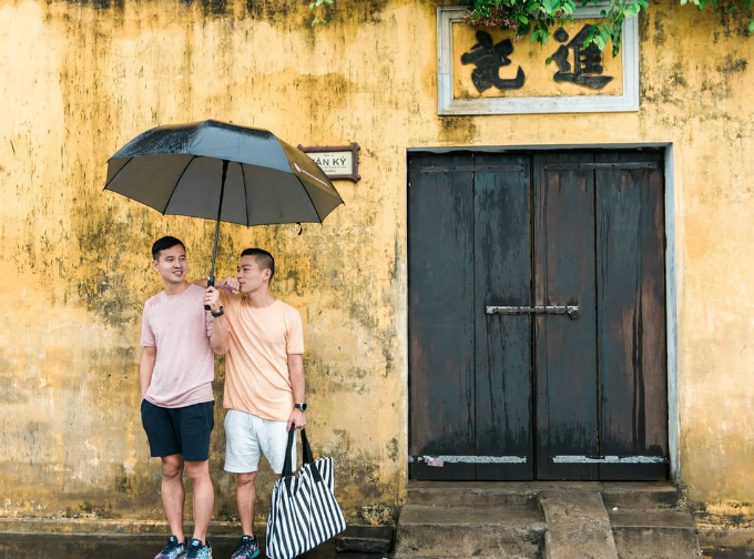 Đã thành thông lệ, năm nào sau giao thừa, cặp đôi Adrian Anh Tuấn và Sơn Đoàn cũng lên đường du lịch thay vì đón Tết ở nhà. Năm ngoái, sau khi tới Hội An đón giao thừa, hai người đã rất thích thú với không khí tại đây nên năm nay quyết định quay trở lại để tận hưởng một lần nữa.