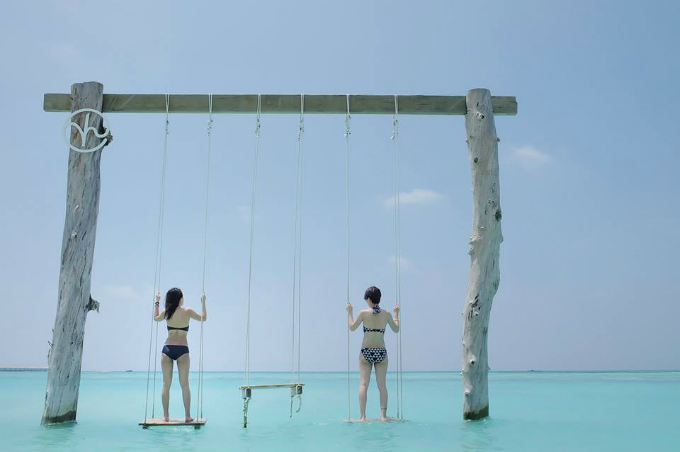 Quần đảo Maldives đang trải qua mùa đẹp nhất trong năm dành cho du lịch, kéo dài từ tháng 12 năm trước đến tháng 4 năm sau, trời cao xanh, nắng nhẹ, mang tới khung cảnh đẹp tựa thiên đường. Quỳnh Chi và Thùy Dung diện bikini đứng trước biển trời xanh ngắt. Đôi bạn thân thường xuyên đồng hành cùng nhau trong nhiều chuyến du lịch cả trong và ngoài nước.