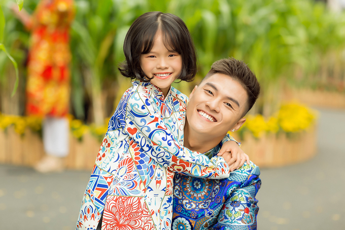Cô con gái rất vui khi được ở bên bố.