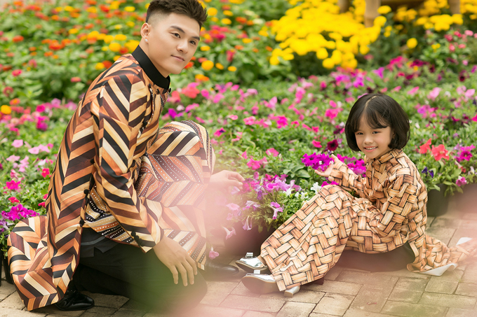 Hai cha con quán quân Thử thách cùng bước nhảy diện áo dài đôi đồng điệu, tạo dáng với những đóa hoa đủ rực rỡ sắc màu.