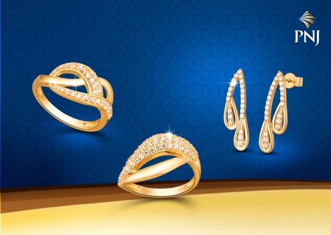 Với chất liệu vàng 18K, thiết kế tinh tế, bắt mắt, trang sức vàng PNJ giúp phái đẹp thêm rạng rỡ mỗi ngày, đồng thời góp phần mang lại may mắn, tài lộc.