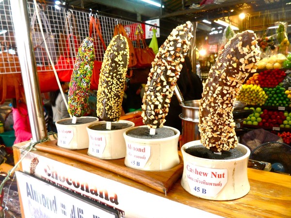 Choconana là tên của món ăn kỳ lạ này, được ghép từ chocolate và banana, tức là chuối đông lạnh phủ chocolate và các loại hạt, cốm ngọt bên ngoài. Phần chuối vừa lạnh, vừa dẻo, lại thêm hương vị từ các loại hạt hay cái đắng từ chocolate sẽ đánh gục bạn từ miếng đầu tiên.