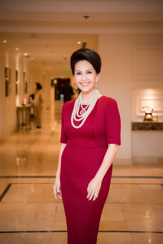 Là người rất mê thương hiệu Chanel, mỹ nhân không tuổi sở hữu hàng trăm vòng ngọc trai của nhãn nổi tiếng này. Chị thường xuyên kết hợp trang sức đắt đỏ với nhiều trang phục từ đời thường đến dự tiệc. 