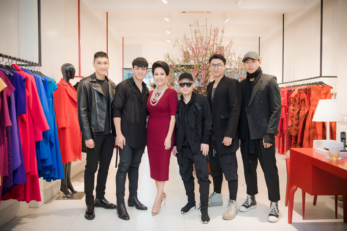 Diễm My cùng dàn mẫu còn ghé thăm showroom tại Hà Nội của NTK Đỗ Mạnh Cường để mở hàng cho anh. 