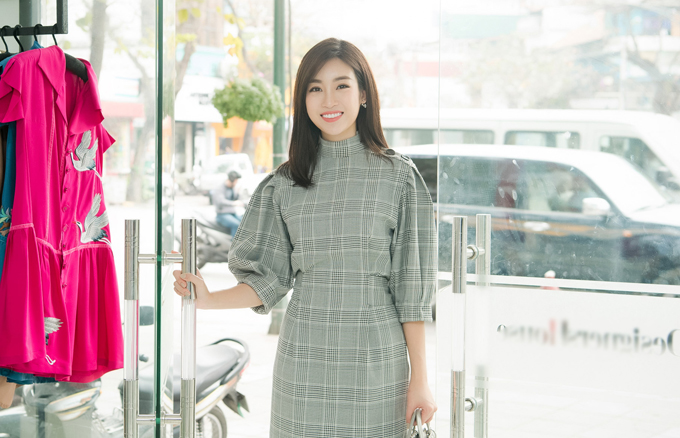Mỹ Linh cho bết, cô vốn có mối quan hệ rất thân thiết với Ngọc Hân nên khi được đàn chị mời catwalk cho bộ sưu tập mới, cô sẵn sàng tham gia.