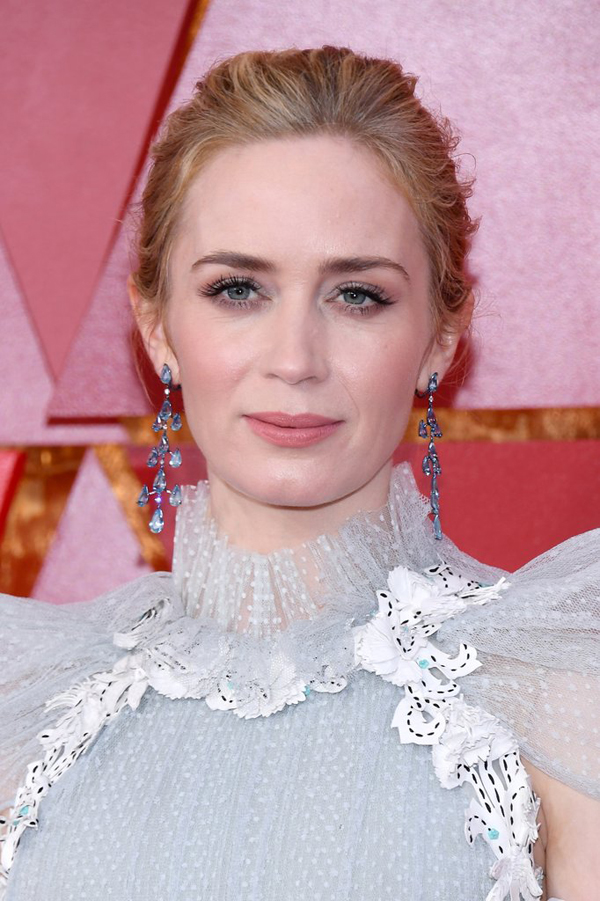 Emily Blunt trung thành với kiểu make up mắt màu