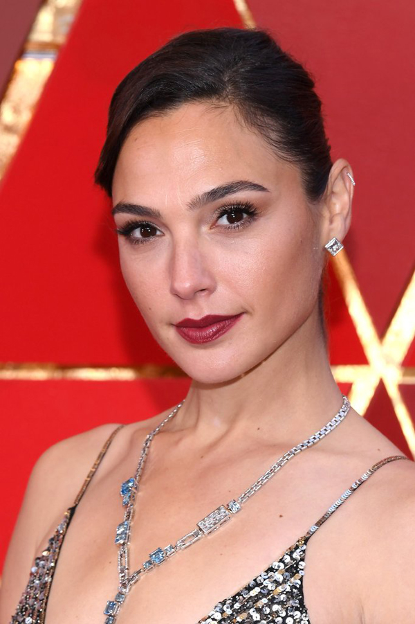 Làn môi đỏ đậm đặc trưng giúp Gal Gadot thu hút mọi ánh nhìn.