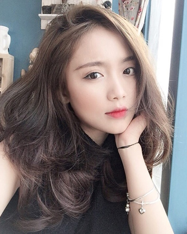 Tóc rẽ ngôi giữa hơi lệch Đây là lựa chọn tóc mái lý tưởng cho khuôn mặt tròn. Kiểu rẽ ngôi này tạo sự tự nhiên cho khuôn mặt