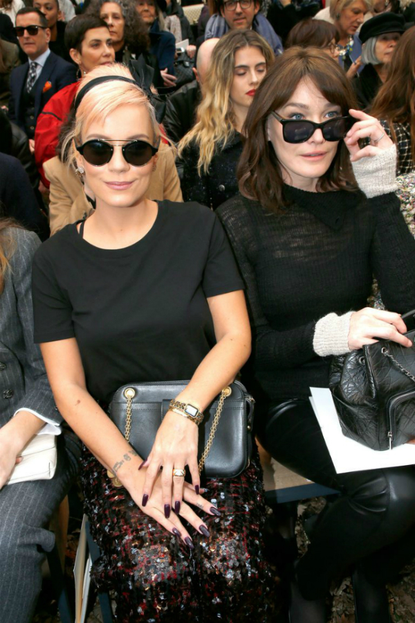 Lily Allen (bên trái) và Carla Bruni (bên phải) ngồi hàng ghế đầu tại show Chanel thu đông 2018.