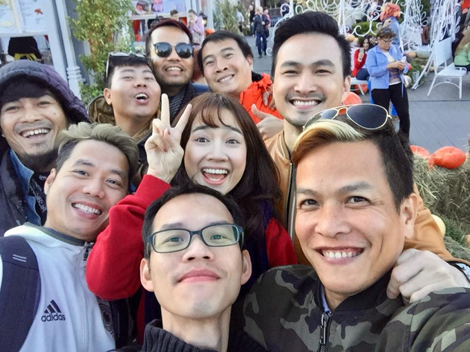 Nhã Phương cười hết cỡ khi chụp ảnh cùng Chi Bảo và các thành viên đoàn làm phim Tình khúc Bạch Dương. Bạn gái của Trường Giang đóng vai con gái của Chi Bảo trong phim. 