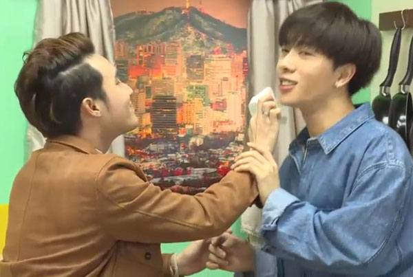 Huỳnh Lập lau nước mắt cho MC Nicky khi chương trình bật lên bài hát Người ta cứ nói. Nicky còn hài hước dặn nam diễn viên lau nhẹ nhàng thôi anh, không trôi hết phấn.