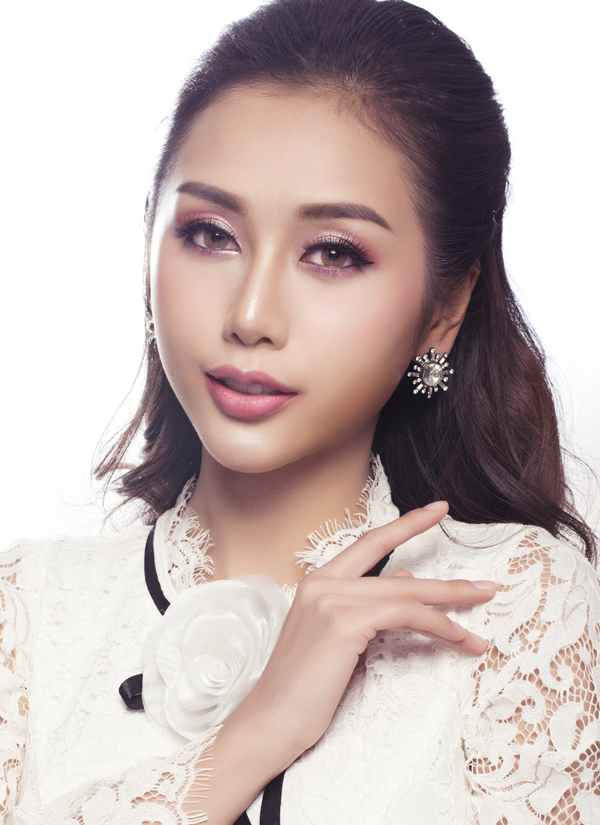 Màu mắt cùng tone với son môi tạo nên tổng thể hài hòa.