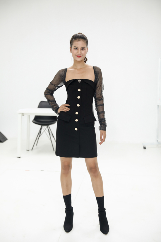 Hương Ly chọn phong cách all black khi đến tham gia buổi tuyển chọn người mẫu.