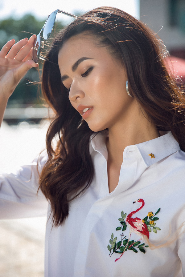 Cao Thiên Trang tỏa sáng dưới nắng hè trong mẫu áo sơ mi trắng được thêu họa tiết chim hồng hạc ấn tượng.