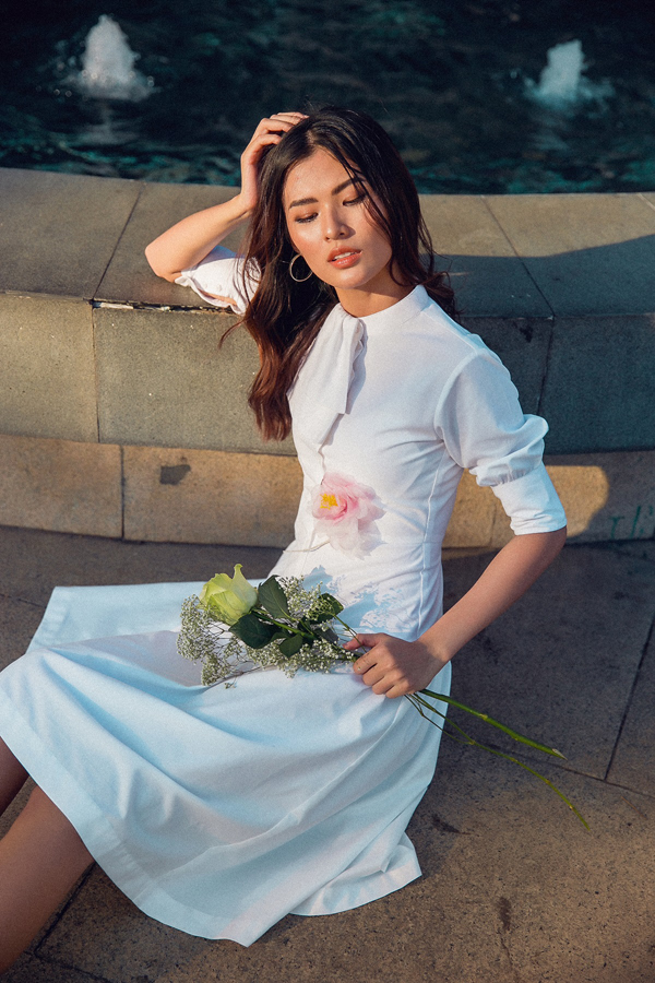 Cùng với sơ mi, bộ ảnh còn giới thiệu thêm mẫu váy tay bồng nhẹ nhàng được trang trí hoa thêu tôn vẻ đẹp thanh nhã.