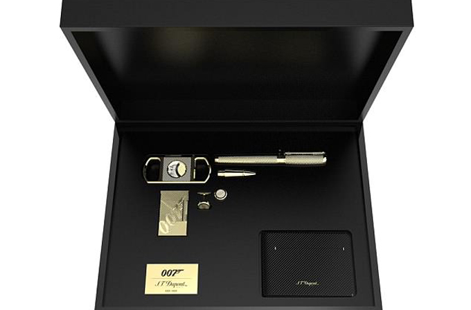 Hộp quà James Bond mà Tổng thống Macron gửi tặng vợ chồng Hoàng tử Harry. Ảnh: S.T. Dupont.