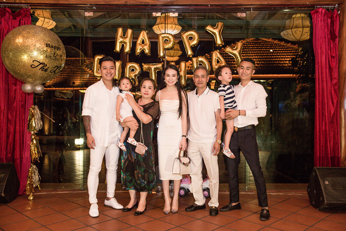 Trước khi tổ chức party riêng dành cho bạn bè, Tuấn Hưng còn mở tiệc hoành tráng tại một nhà hàng để mừng sinh nhật vợ. Bố mẹ vợ và hai con Su Hào, Son cũng có mặt. 