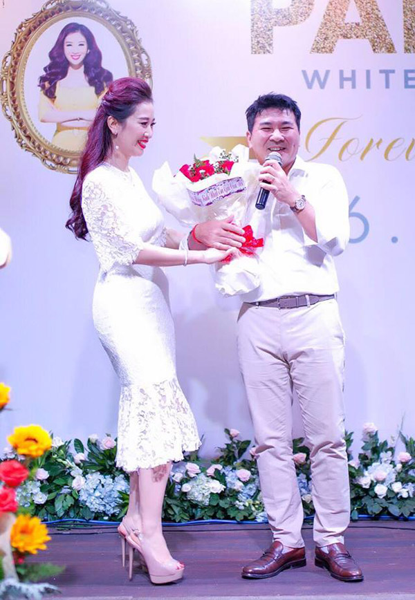 Doanh nhân Nguyễn Hoài Nam được nhiều người biết đến và gọi là soái ca khi ủng hộ 250 triệu đồng hỗ trợ một tài xế đã bẻ lái kịp thời, cứu hai nữ sinh đi xe máy bị ngã ở Hải Phòng. Thu Hương chia sẻ, khi ở nhà ông xã là người đàn ông lãng mạn, chu toàn với vợ con.