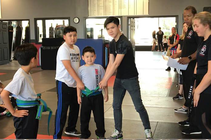 Hai anh trai Beckam và Colin đã thắt đai mới cho cậu út để đánh dấu ngày trọng đại.