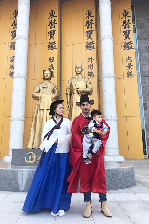 Gia đình nhỏ có dịp ghé làng Đông y Bảo giám và có chụp hình lưu niệm trước tượng thần y.