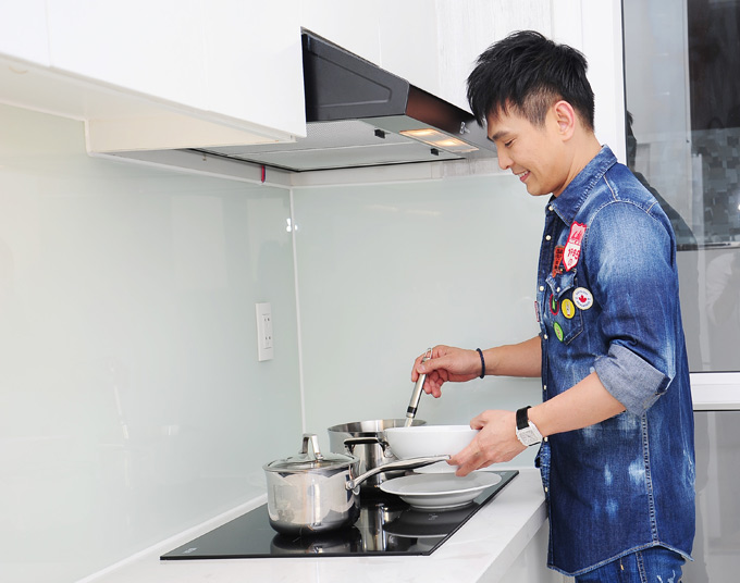 Lâm Hùng thích tự vào bếp nấu ăn khi rảnh rỗi.