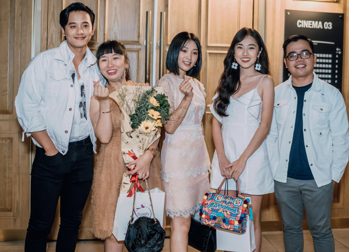 Đạo diễn 9X Kawaii Nguyễn Tuấn Anh (đeo kính) hội ngộ các diễn viên trong buổi ra mắt phim.