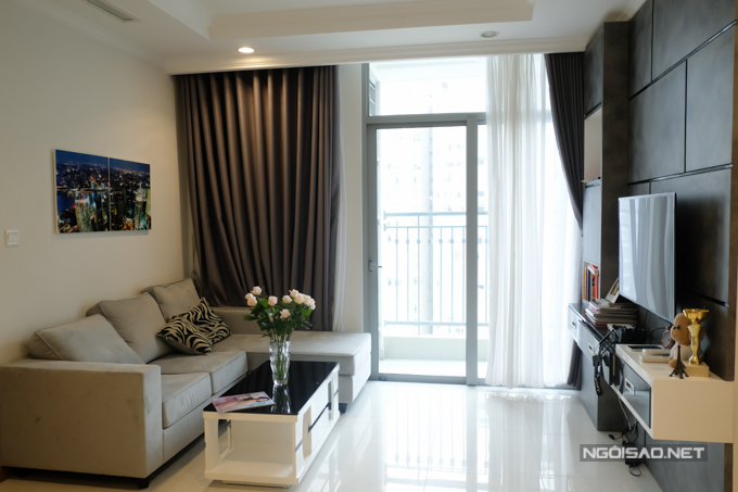 Căn hộ của Jolie Nguyễn tọa lạc ở tầng 25, gồm hai phòng ngủ với diện tích gần 80m2 và có giá khoảng 4,5 tỷ đồng. Cô chọn tông màu trắng đen làm chủ đạo cho căn hộ và sắm sửa những vật dụng thiết yếu cho cuộc sống độc thân.