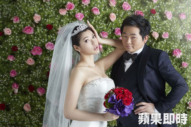 Ân Kỳ tiết lộ, bộ ảnh cưới được chụp ở studio vì cô không thích cầu kỳ chụp ảnh ngoài trời ở nước ngoài. Cô dâu thay 4 bộ váy trong suốt buổi chụp hình.