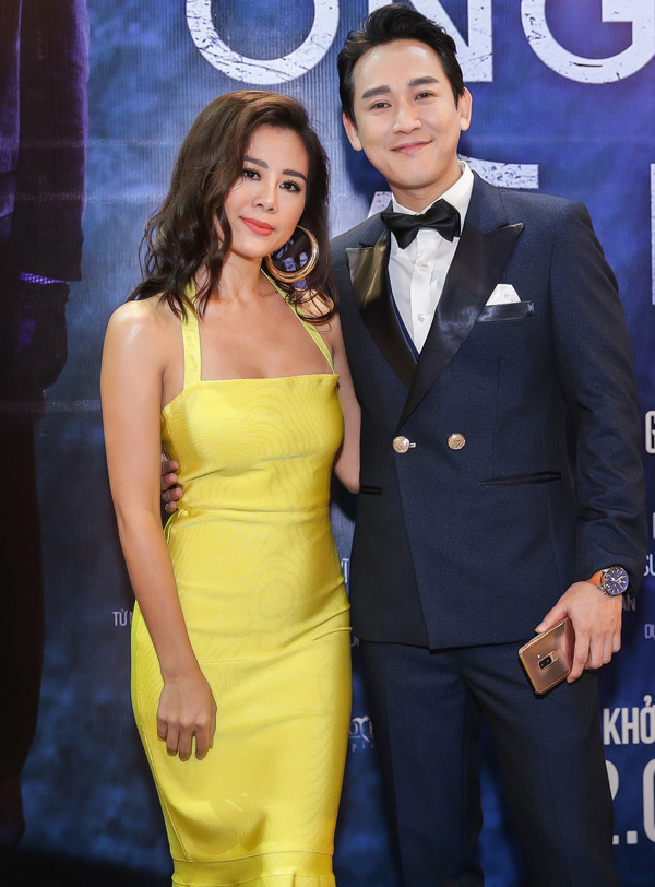 Nam Thư khoe vai trần gợi cảm bên diễn viên Hứa Vĩ Văn.