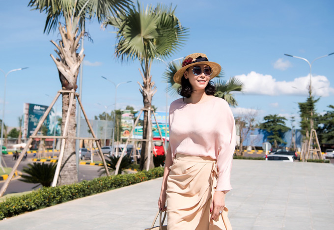 Dù không còn hoạt động nghệ thuật nhưng Hà Kiều Anh vẫn góp mặt trong nhiều sự kiện của làng giải trí. Chị hiện có cuộc sống hạnh phúc, viên mãn bên ông xã thành đạt và 3 con đủ cả trai lẫn gái. 