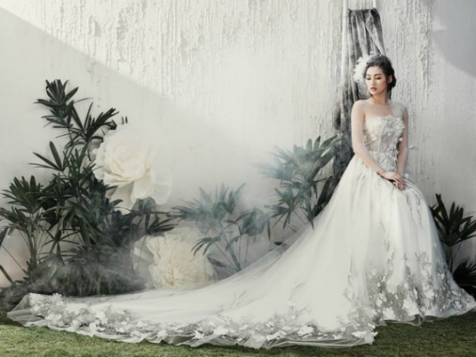 Một lần khác, cô nàng hóa thân thành công chúa cổ tích với áo cưới có họa tiết ren chỉ, ren nổi trên nền voan mỏng.
