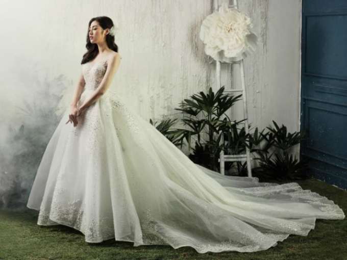 Tú Anh xuất hiện trong chiếc váy được may từ chất liệu sheer cao cấp, xốp nhẹ với nhiều lớp lót bên trong và được đính ngọc trai tỉ mỉ.