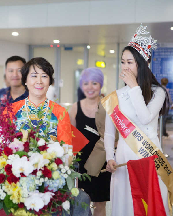 Khi vừa hạ cánh và nhìn thấy gia đình, bạn bè chào mừng, Dương Thuỳ Linh đã rất xúc động.