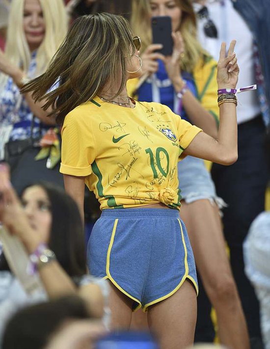 Cựu thiên thần nội y Ambrosio mải mê selfie khi đi cổ vũ Brazil ở World Cup - 1