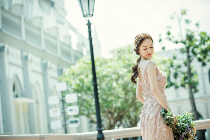 Vì thời tiết ở Singapore khá oi bức, hai vợ chồng xem các album của ekip chụp hình và đi một vòng quanh studio để lựa chọn bối cảnh chụp trong nhà. Sau đó, họ được chụp thêm vài tấm hình ngoài trời ở khu vực nhà thờ Chijmes (nay là phức hợp giải trí và ẩm thực).