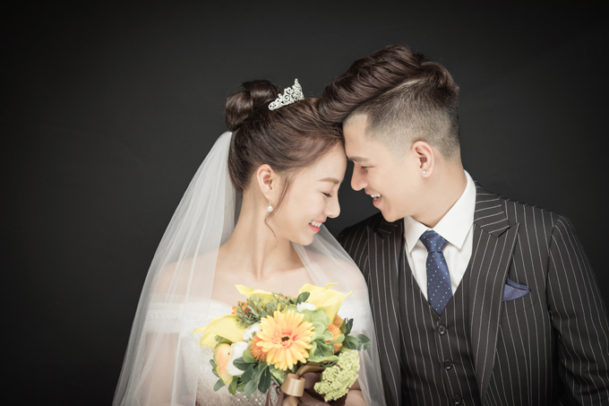 Trước ngày chụp, cả hai được ekip dặn ngủ đủ giấc và chăm sóc da để thần sắc tươi tắn hơn và chuẩn bị giày. Do chụp đúng vào thời gian studio mới mở tại Singapore, cả hai đã nhận được ưu đãi giảm giá 30% cho toàn bộ gói chụp, với giá 2.700 SGD (xấp xỉ 47 triệu VND).