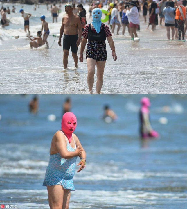 Dù mặc bikini mát mẻ, các bà, các cô vẫn không quên đeo mặt nạ. Ảnh: China Daily.