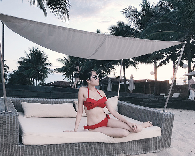 Áo bikini được trang trí hoạ tiết cầu kỳ là món đồ Thanh Thanh Huyền lựa chọn để giúp mình có những shoot hình so deep khi đi nghỉ dưởng ở biển.