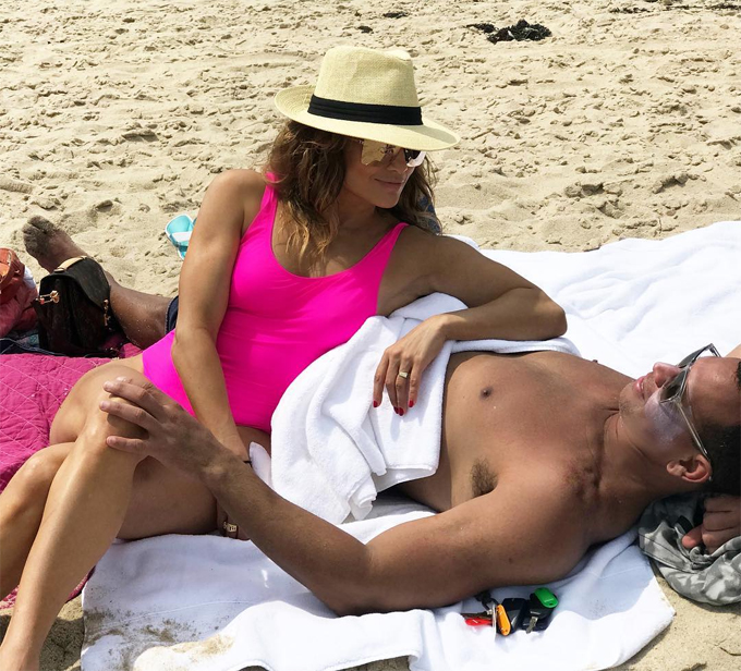 Jennifer Lopez gây chú ý với chiếc nhẫn mới khi khoe ảnh bên bạn trai.