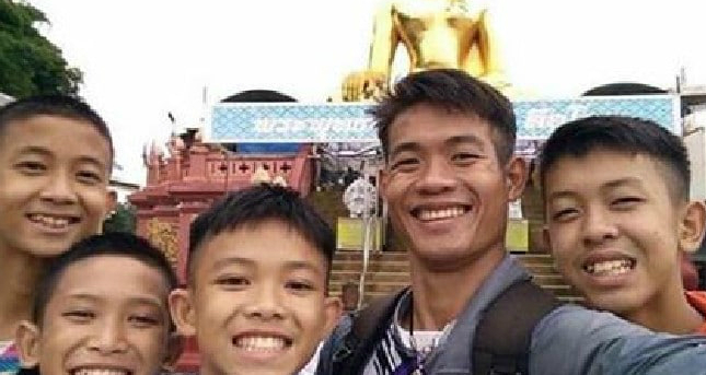 Khi còn sống trong chùa, Ekapol được dạy thiền. Những kỹ năng sinh tồn được học trong suốt những năm tháng ấu thơ sống ở đây được Ekapol áp dụng để giúp các cầu thủ nhí vượt qua 9 ngày trong hang tối. Ảnh: Herald Sun.