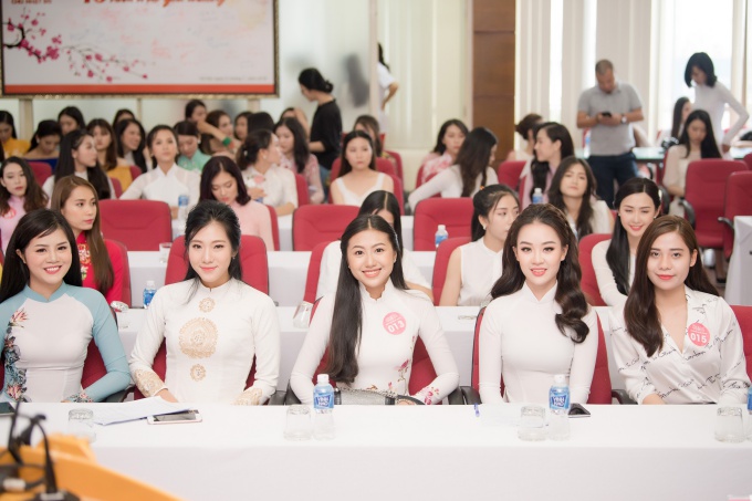 Ở khu vực phía Bắc, hầu hết các thí sinh đều diện trang phục áo dài đến thi sơ khảo. Họ sẽ được kiểm tra nhân trắc học, phỏng vấn với ban giám khảo.