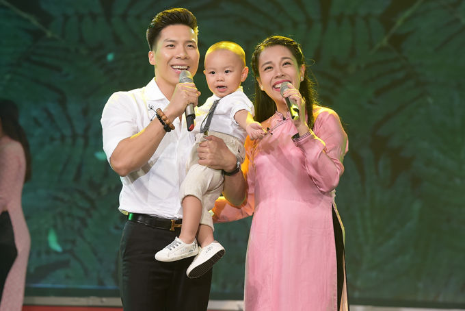 Chương trình Thay lời muốn nói chủ đề Duyên diễn ra tại nhà hát Đài truyền hình TP HCM tối 8/7 có sự tham gia của gia đình Quốc Nghiệp - Ngọc Mai.