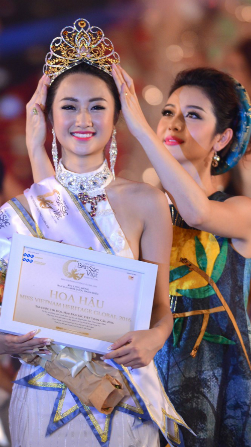 Hoa hậu Bản sắc Việt toàn cầu 2016 Thu Ngân được Hoa hậu Jennifer Phạm đội vương miện lúc đăng quang.