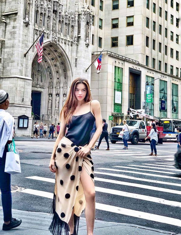 Street style ở New York của Hồ Ngọc Hà khác với hình ảnh mix - match trang phục và phụ kiện đồng điệu thường thấy. Chính cách ăn mặc đơn giản đã khiến nhiều khán giả hiểu lầm Nữ hoàng giải trí quấn khăn ra đường.