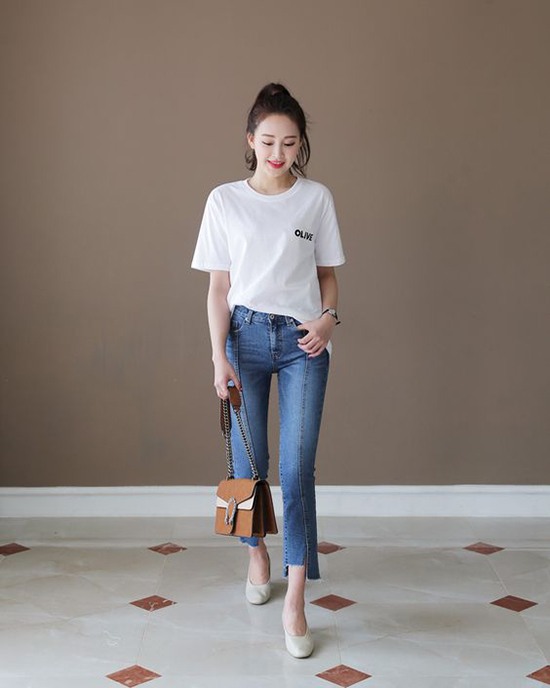 Nếu quần ống rộng mang đến sự cá tính thì jean ống ôm lại giúp bạn gái tôn nét khoẻ khoắn và gợi cảm.