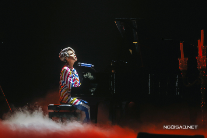Vũ Cát Tường trình diễn Come back home và Vài phút trước.
