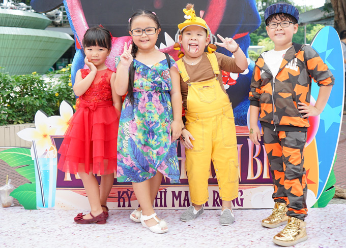 Từ trái qua: bé Bối Bối, Kim thư, A Pù và Hoàng Bách vui vẻ hội ngộ tại sự kiện ở TP HCM.